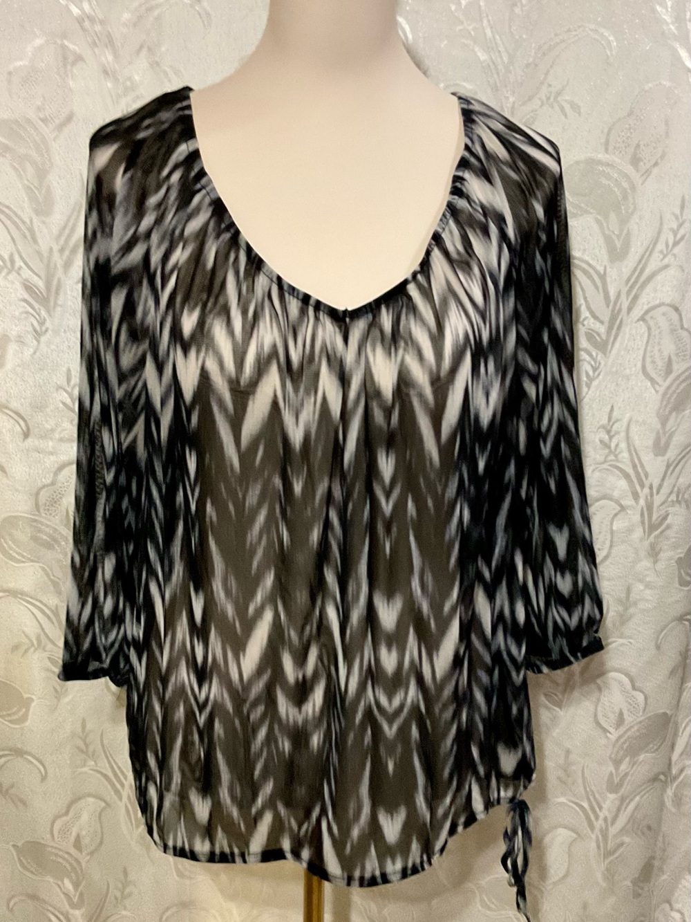 INC International Concepts Black & White V-Neck 3/4 Sleeve Abstract Tie Top